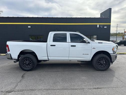 Bright White Clearcoat 2022 RAM 2500 Tradesman Crew Cab 4x4 6'4' Box