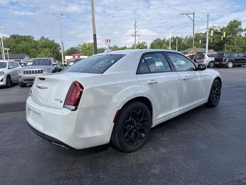 Bright White Clearcoat 2018 Chrysler 300 S