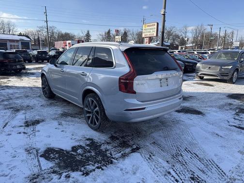 2022 Volvo XC90 T6 Momentum