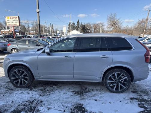2022 Volvo XC90 T6 Momentum