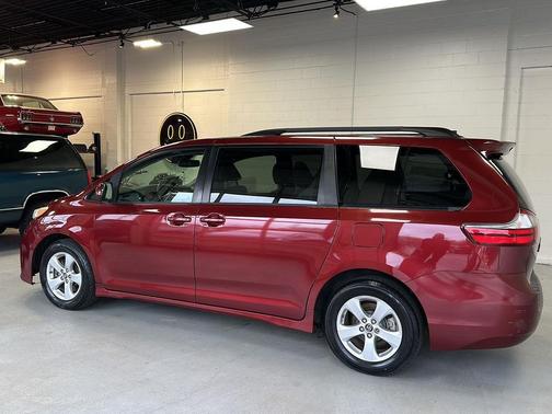 2018 Toyota Sienna LE