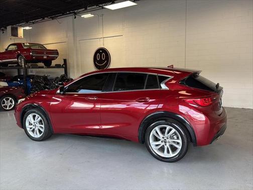 2017 INFINITI QX30 Luxury