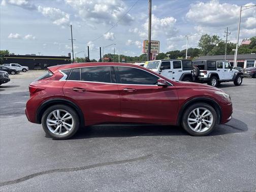 2017 INFINITI QX30 Luxury