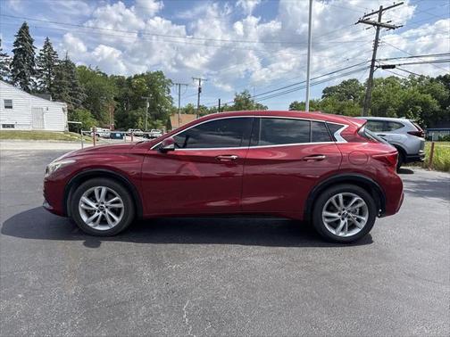 2017 INFINITI QX30 Luxury