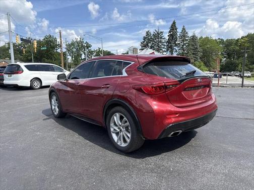2017 INFINITI QX30 Luxury