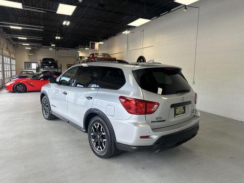 Brilliant Silver Metallic 2019 Nissan Pathfinder SL