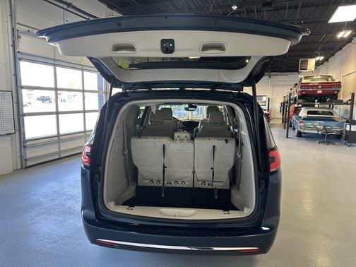 Fathom Blue Pearlcoat 2021 Chrysler Pacifica Touring L