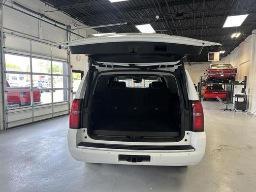Summit White 2019 Chevrolet Suburban LT