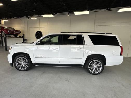 Summit White 2019 Chevrolet Suburban LT