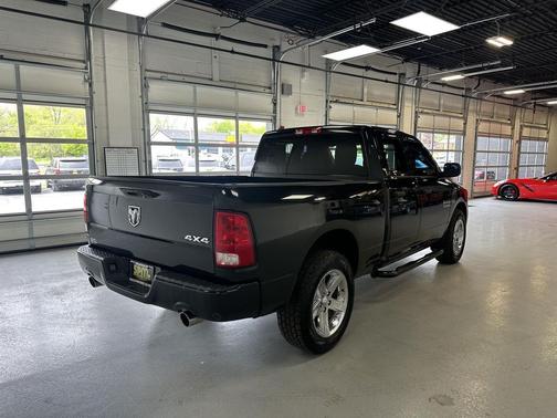 Brilliant Black Crystal Pearlcoat 2017 RAM 1500 Express