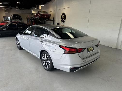 Brilliant Silver Metallic 2022 Nissan Altima 2.5 SV