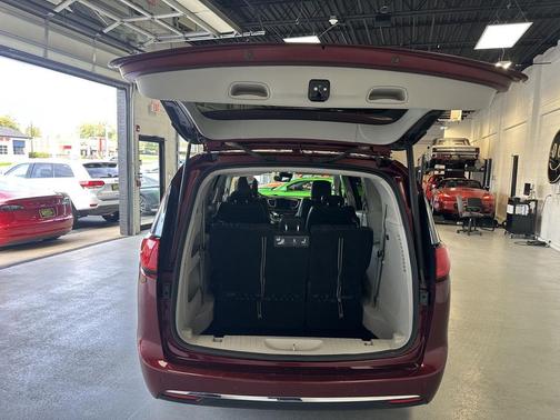 Velvet Red Pearlcoat 2020 Chrysler Pacifica Touring-L Plus