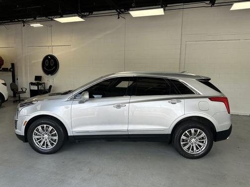Radiant Silver Metallic 2019 Cadillac XT5 Luxury