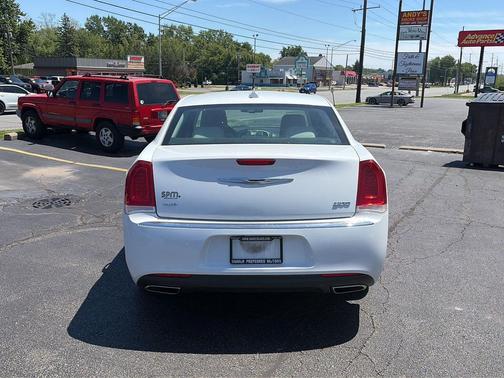 Bright White Clearcoat 2017 Chrysler 300 Limited