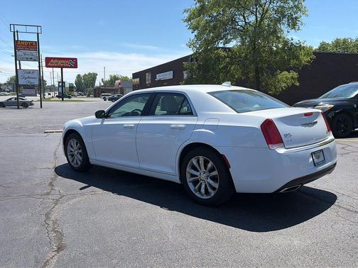 Bright White Clearcoat 2017 Chrysler 300 Limited