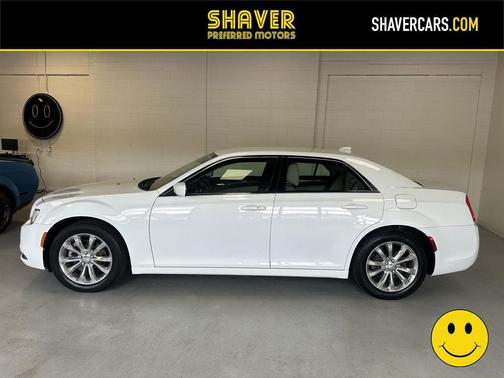 Bright White Clearcoat 2017 Chrysler 300 Limited