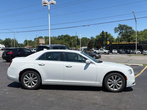 Bright White Clearcoat 2017 Chrysler 300 Limited