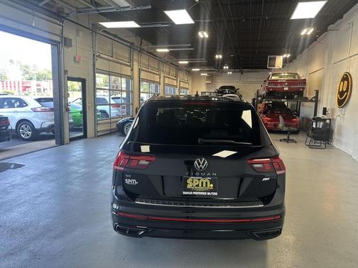 Deep Black Pearl 2023 Volkswagen Tiguan 2.0T SE R-Line Black