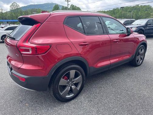 2019 Volvo XC40 T4 Momentum