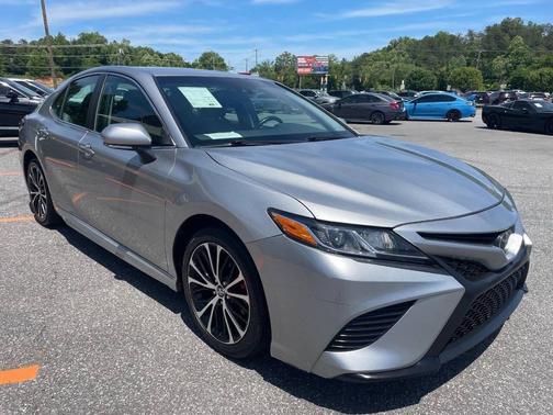 Celestial Silver Metallic 2018 Toyota Camry SE