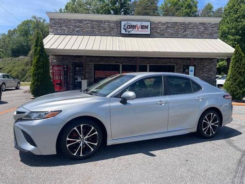 Celestial Silver Metallic 2018 Toyota Camry SE