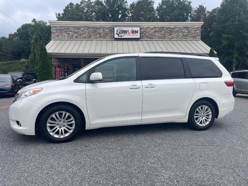 2017 Toyota Sienna XLE