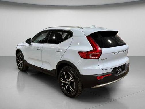 Onyx Black Metallic 2025 Volvo XC40 B5 Core Bright Theme
