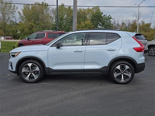 2025 Volvo XC40 B5 Plus Dark Theme