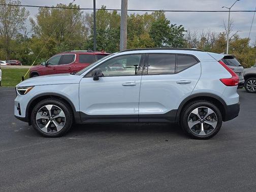 2025 Volvo XC40 B5 Plus Dark Theme