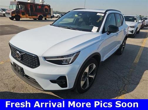 2025 Volvo XC40 B5 Plus Dark Theme