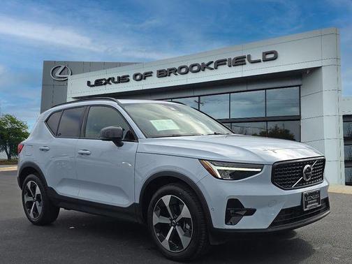2025 Volvo XC40 B5 Plus Dark Theme