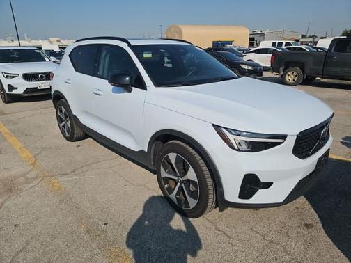 2025 Volvo XC40 B5 Plus Dark Theme