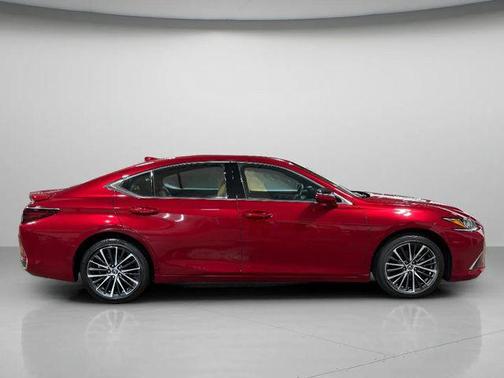 2025 Lexus ES 300h Base