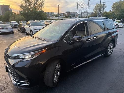 2021 Toyota Sienna Platinum 7 Passenger