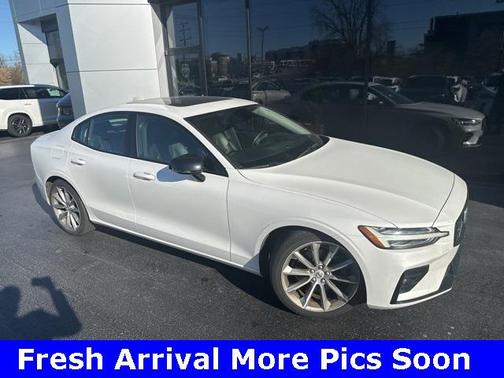 2021 Volvo S60 T5 Momentum