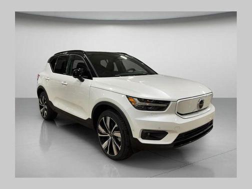 Crystal White Metallic 2022 Volvo XC40 Recharge Pure Electric P8 Twin Plus