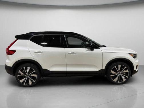 Crystal White Metallic 2022 Volvo XC40 Recharge Pure Electric P8 Twin Plus