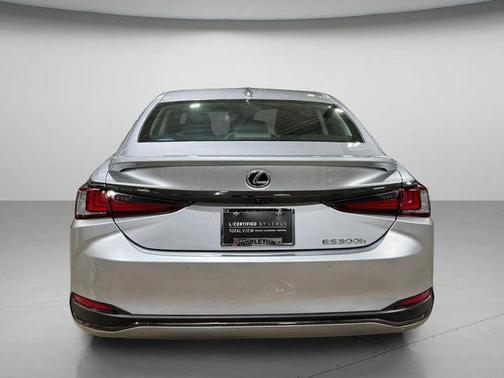 2025 Lexus ES 300h F SPORT Design