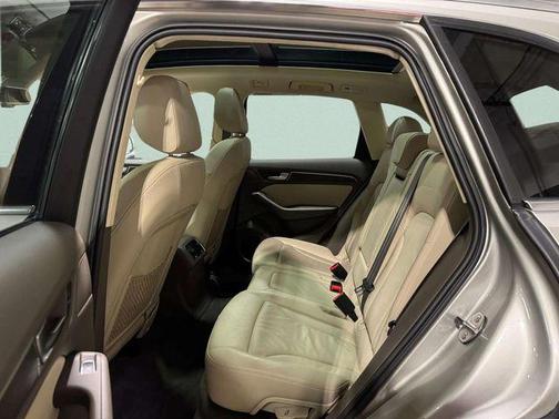 Florett Silver Metallic 2016 Audi Q5 2.0T Premium Plus