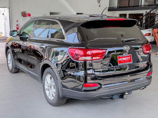 Black 2019 Kia Sorento LX