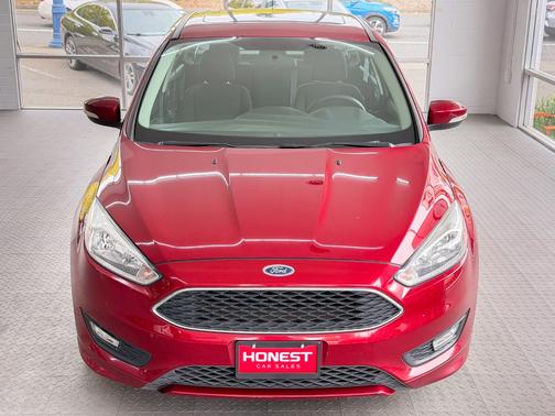 Red 2015 Ford Focus SE