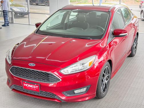 Red 2015 Ford Focus SE