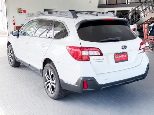 White 2018 Subaru Outback 2.5i Premium
