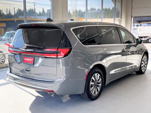 2022 Chrysler Pacifica Hybrid Touring L