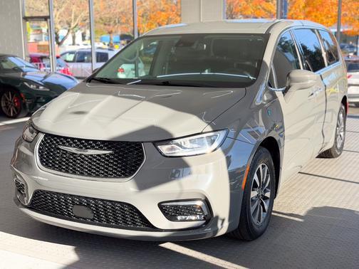 2022 Chrysler Pacifica Hybrid Touring L