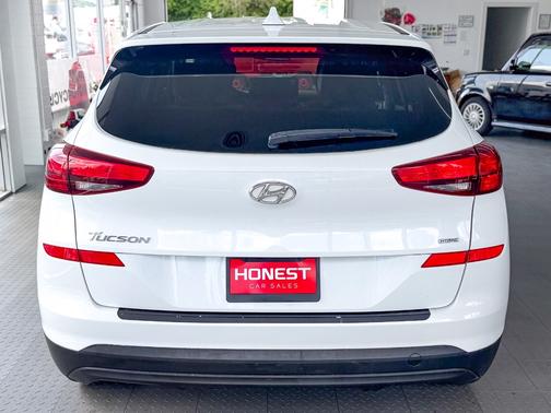 White 2021 Hyundai TUCSON SE