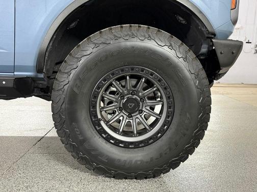 Azure Gray Metallic Tri-Coat 2023 Ford Bronco Badlands