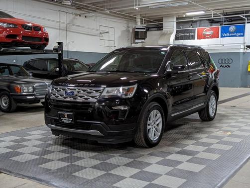 Photo 1 of 54 of 2018 Ford Explorer XLT