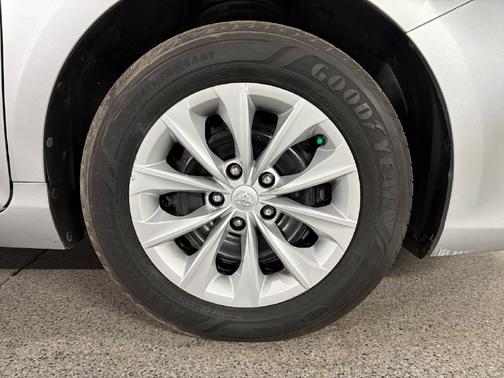 Celestial Silver Metallic 2016 Toyota Camry LE