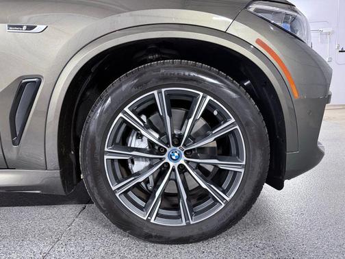 Manhattan Green Metallic 2022 BMW X5 PHEV xDrive45e
